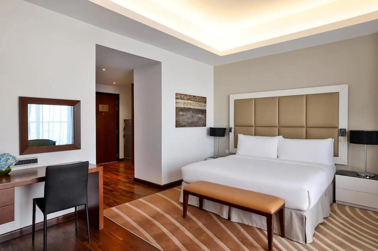 La Suite Dubai Hotel & Apartments 4*,