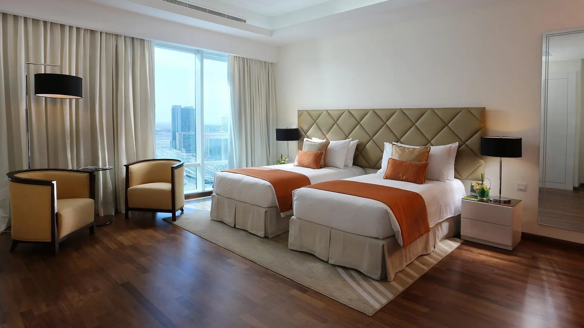 La Suite Dubai Hotel & Apartments 4*,